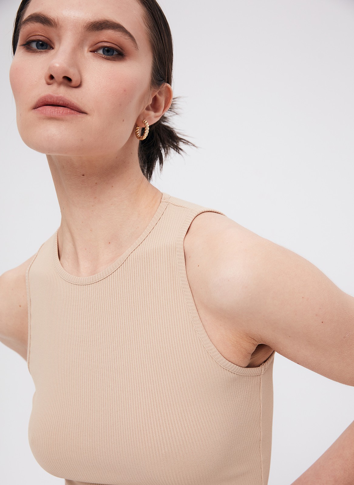 Топ укороченный, цвет: бежевый Allweneed
Укороченный топ с круглой горловиной и широкими проймами. Для модели мы выбрали мягкий трикотаж в рубчик, который комфортно облегает силуэт и охлаждает кожу. Модель дополнит летние образы с шортами, брюками и джинсами с высокой посадкой.
На модели размер XS