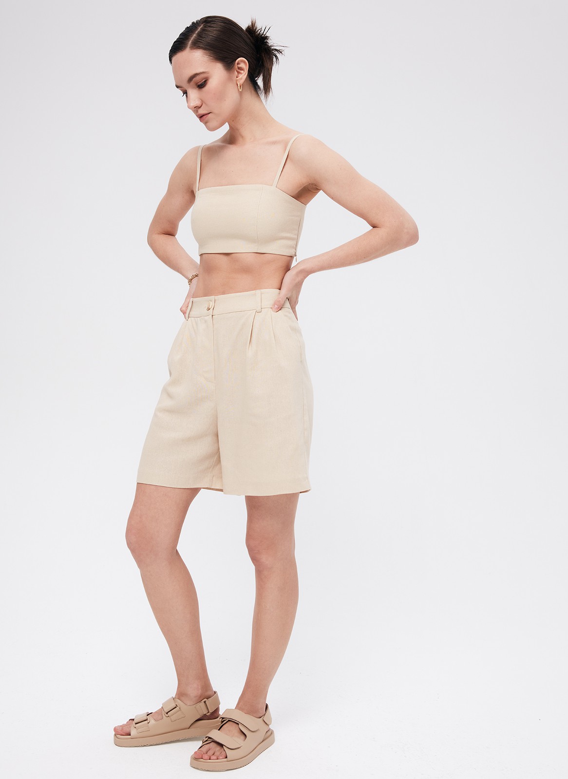 Шорты - Бермуды, цвет: бежевый Allweneed
Шорты-бермуды, которые по стилю напоминают классические брюки. Для модели выбрали матовую и гладкую костюмную ткань Застежка на молнию и пуговицу. Когда устанете от брюк в офисе, замените их на шорты. Шорты легко стилизовать: просто добавьте легкий жакет или составьте образ с футболкой и спортивной обувью.
На модели размер XS