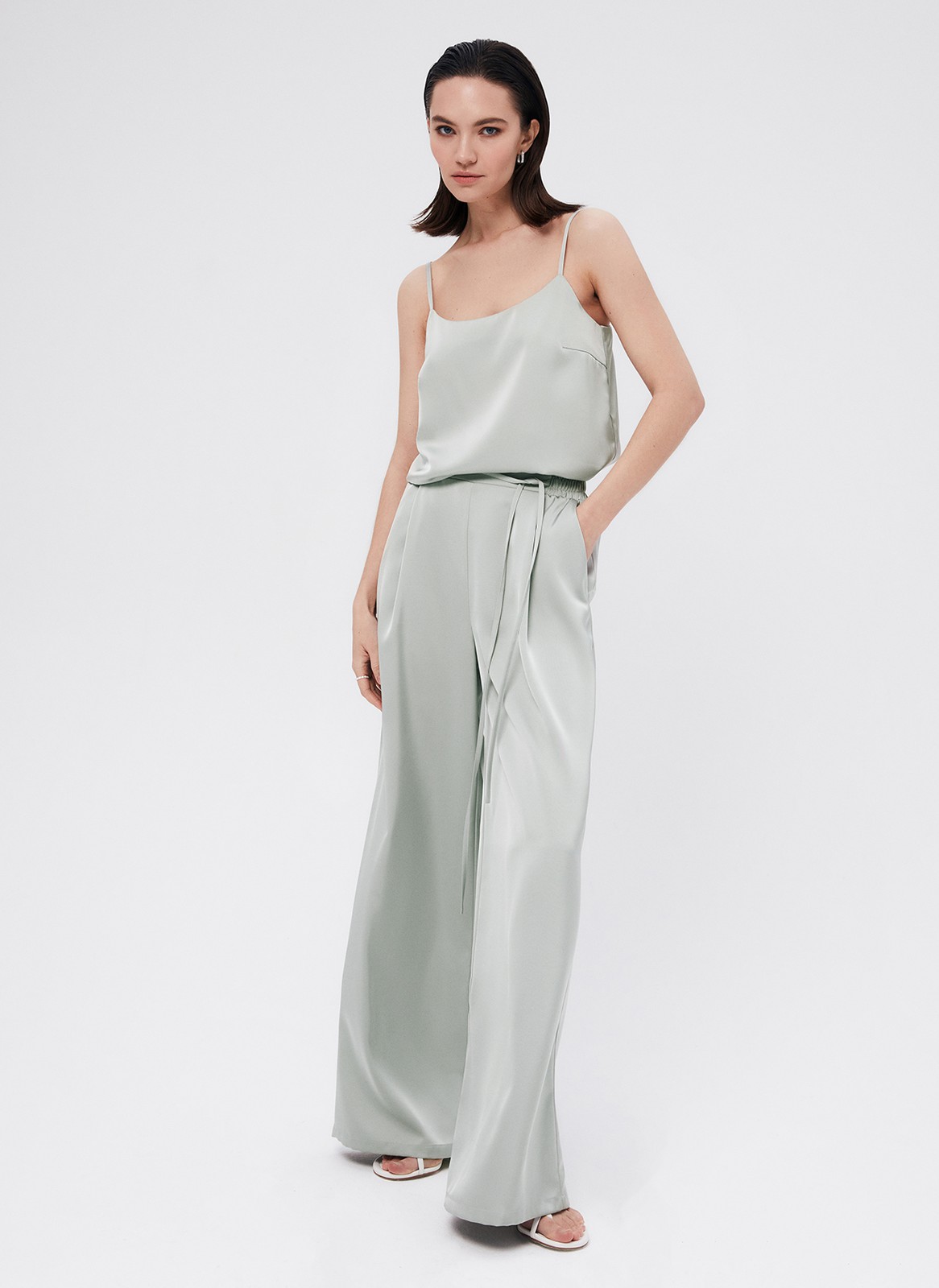 Брюки палаццо, цвет: мятный Allweneed
Легкие брюки свободного кроя из ткани атласного переплетения. Ткань струится и переливается при ходьбе, но неприхотлива в уходе. Широкий пояс с резинкой, декоративный шнурок на поясе, глубокие складки на передней части брюк. Удобные карманы. Вы можете добавить по желанию изящные босоножки или удобные кеды, футболку oversize или топ с открытой спиной. Можно составить комплект с рубашкой и топом из нашей коллекции.
На модели размер XS