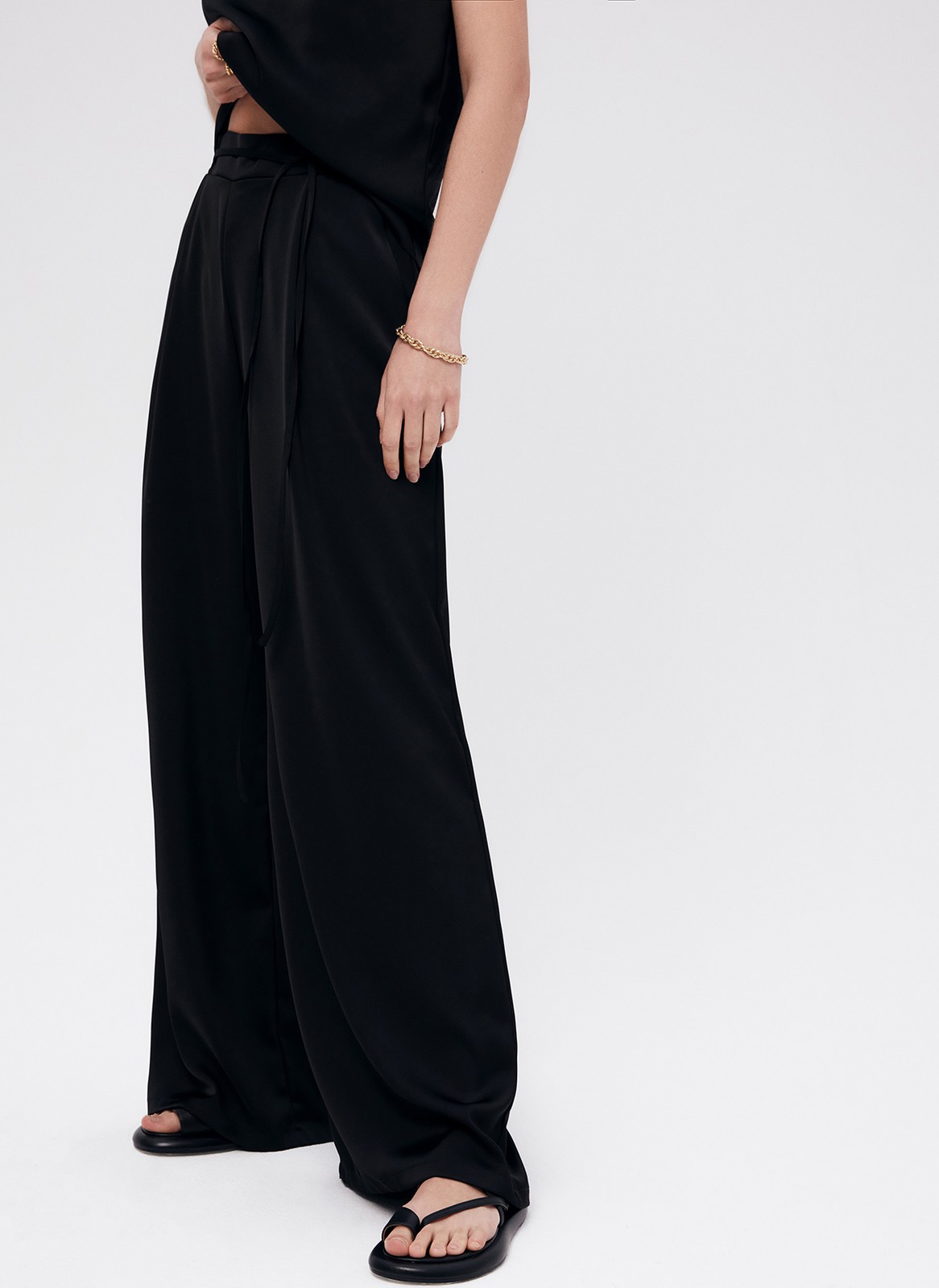 Брюки палаццо, цвет: Черный Allweneed
Легкие брюки свободного кроя из ткани атласного переплетения. Ткань струится и переливается при ходьбе, но неприхотлива в уходе. Широкий пояс с резинкой, декоративный шнурок на поясе, глубокие складки на передней части брюк. Удобные карманы. Вы можете добавить по желанию изящные босоножки или удобные кеды, футболку oversize или топ с открытой спиной. Можно составить комплект с рубашкой и топом из нашей коллекции.
На модели размер XS