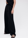 Брюки палаццо, цвет: Черный Allweneed
Легкие брюки свободного кроя из ткани атласного переплетения. Ткань струится и переливается при ходьбе, но неприхотлива в уходе. Широкий пояс с резинкой, декоративный шнурок на поясе, глубокие складки на передней части брюк. Удобные карманы. Вы можете добавить по желанию изящные босоножки или удобные кеды, футболку oversize или топ с открытой спиной. Можно составить комплект с рубашкой и топом из нашей коллекции.
На модели размер XS