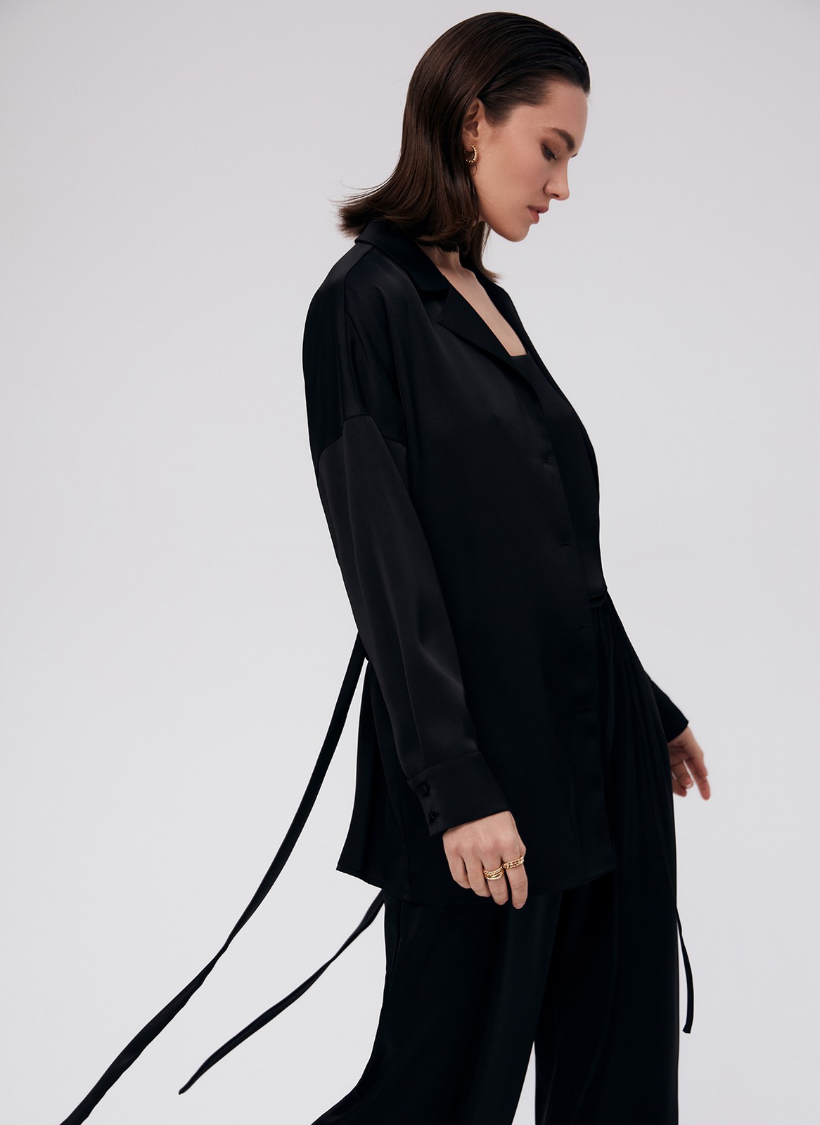 Рубашка Oversize с поясом, цвет: Черный Allweneed
Удлиненная рубашка из ткани атласного переплетения с шелковистой текстурой. Ткань красиво сияет на солнце. Спущенная линия плеча подчеркивает хрупкость силуэта. Сьемный пояс на линии талии. Широкие рукава с манжетами можно закатать на нужную высоту для удобства. Застежка на пуговицы, обтянутые собственной тканью. Образ дополнят брюки палаццо из новой коллекции.
На модели размер XS/S