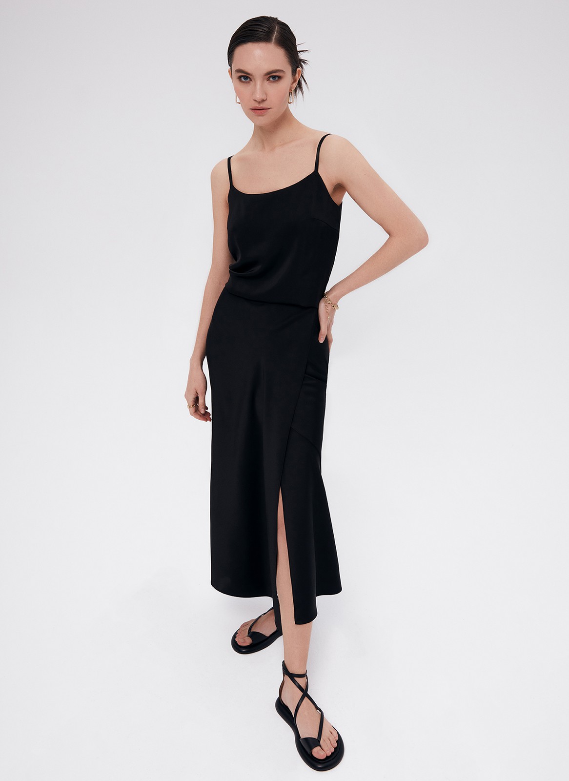 Юбка-миди с разрезом, цвет: Черный Allweneed
Юбка миди с косым кроем. Модель выполнена из легкой ткани атласного переплетения, которая благородно сияет на солнце. Высокий разрез спереди юбки аккуратно прикрывает декоративная деталь фартук. Разрез красиво раскрывается при шаге и дает свободу в движении. Носите, если хотите сделать образ необычным и смелым.Сочетайте с топами из вискозы, джемперами из кашемира и одеждой из костюмной ткани.
На модели размерXS