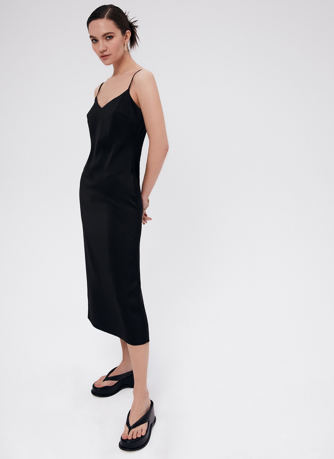 Платье - Комбинация, цвет: Черный Allweneed
Платье-комбинация длины миди. Глубокий V-образный вырез платья зрительно вытягивает вашу шею, а завышенная линия талии удлиняет фигуру. Платье прилегает и аккуратно подчеркивает красоту изгибов тела, при этом сохраняется полная свобода движений. Застежка на потайную молнию на спине. Ткань атласного переплетения с шелковистой текстурой деликатно переливается, поэтому можно сделать красивые снимки на солнце во время отпуска. Здорово, правда? Рекомендуем подбирать размер с учетом слегка свободного облегания. Носите самостоятельно или с жакетом и рубашкой.
На модели размер XS