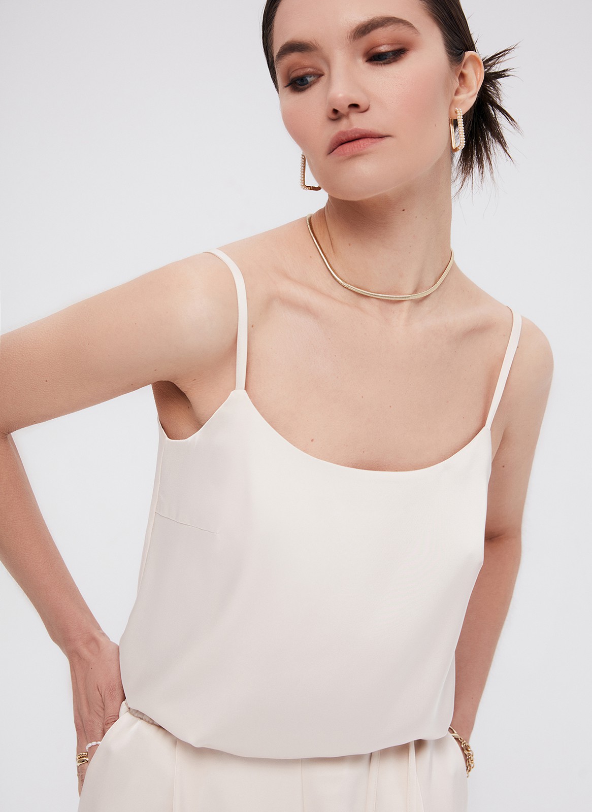 Топ на тонких бретелях, цвет: бежевый Allweneed
Топ из ткани атласного переплетения. Тонкие бретели можно регулировать по спинке. Есть короткая нагрудная вытачка. Глубокое овальное декольте для вечерних образов в стиле casual. Для лучшей посадки рекомендуем подбирать размер с учетом свободного облегания, без натяжения в швах. Раскрываем секрет: топ отлично подчеркивает красоту загара. Носите с атласными юбками или джинсами.
На модели размер XS