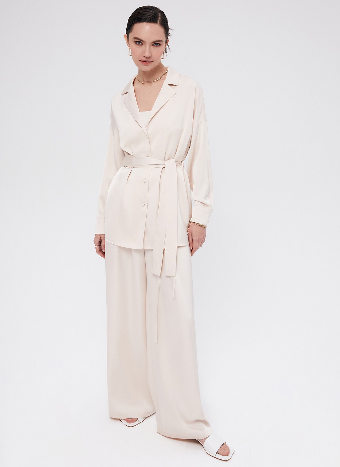 Рубашка Oversize с поясом, цвет: бежевый Allweneed
Удлиненная рубашка из ткани атласного переплетения с шелковистой текстурой. Ткань красиво сияет на солнце. Спущенная линия плеча подчеркивает хрупкость силуэта. Сьемный пояс на линии талии. Широкие рукава с манжетами можно закатать на нужную высоту для удобства. Застежка на пуговицы, обтянутые собственной тканью. Образ дополнят брюки палаццо из новой коллекции.
На модели размер XS/S