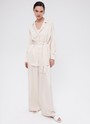 Рубашка Oversize с поясом, цвет: бежевый Allweneed
Удлиненная рубашка из ткани атласного переплетения с шелковистой текстурой. Ткань красиво сияет на солнце. Спущенная линия плеча подчеркивает хрупкость силуэта. Сьемный пояс на линии талии. Широкие рукава с манжетами можно закатать на нужную высоту для удобства. Застежка на пуговицы, обтянутые собственной тканью. Образ дополнят брюки палаццо из новой коллекции.
На модели размер XS/S