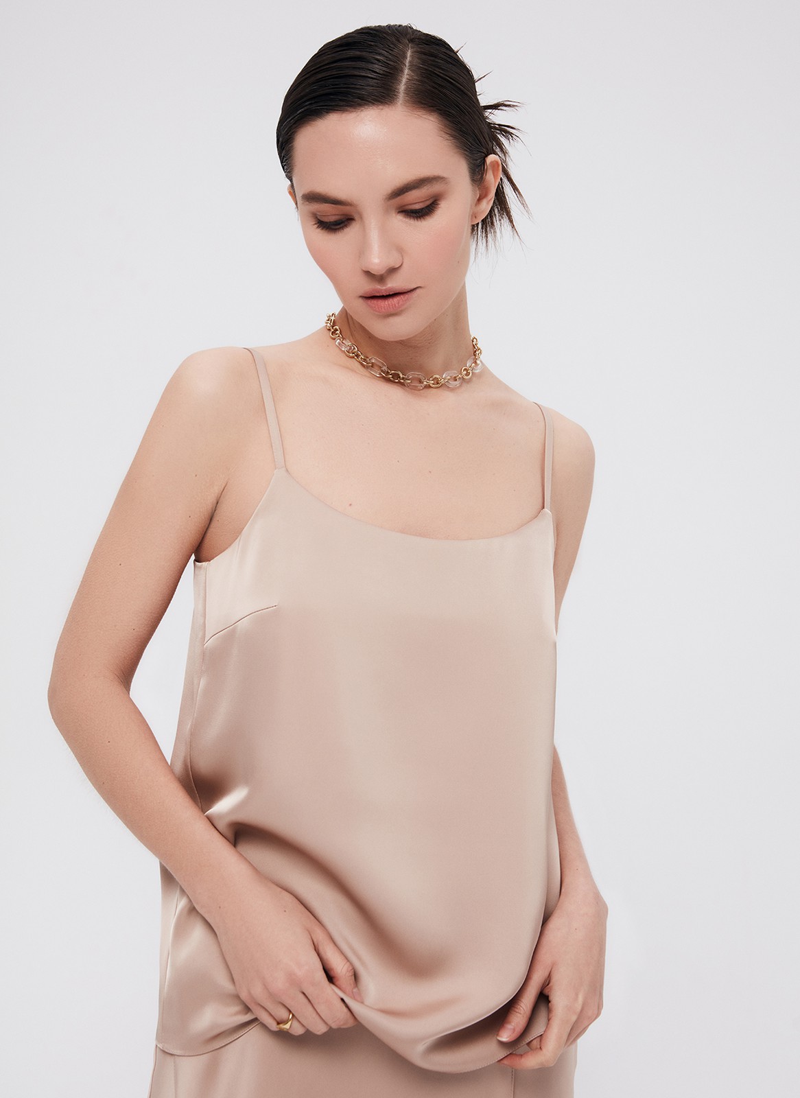 Топ на тонких бретелях, цвет: темно-бежевый Allweneed
Топ из ткани атласного переплетения. Тонкие бретели можно регулировать по спинке. Есть короткая нагрудная вытачка. Глубокое овальное декольте для вечерних образов в стиле casual. Для лучшей посадки рекомендуем подбирать размер с учетом свободного облегания, без натяжения в швах. Раскрываем секрет: топ отлично подчеркивает красоту загара. Носите с атласными юбками или джинсами.
На модели размер XS