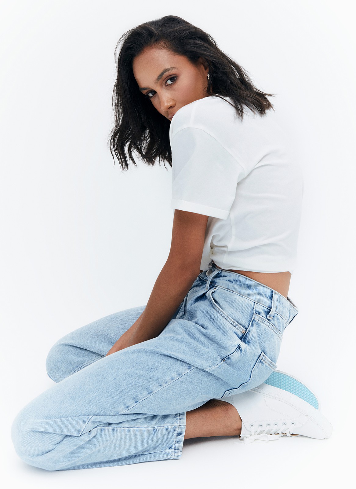 Джинсы-бананы с высокой посадкой, цвет: голубой Allweneed
Джинсы-бананы с высокой талией. Широкие, но немного зауженные книзу. Застежка на пуговицу и классические карманы. Мы выполнили джинсы из хлопка, чтобы вам было комфортно. Актуальная модель для лета. Такой фасон можно носить как с облегающими топами, так и с рубашками oversize.
На модели размер XS