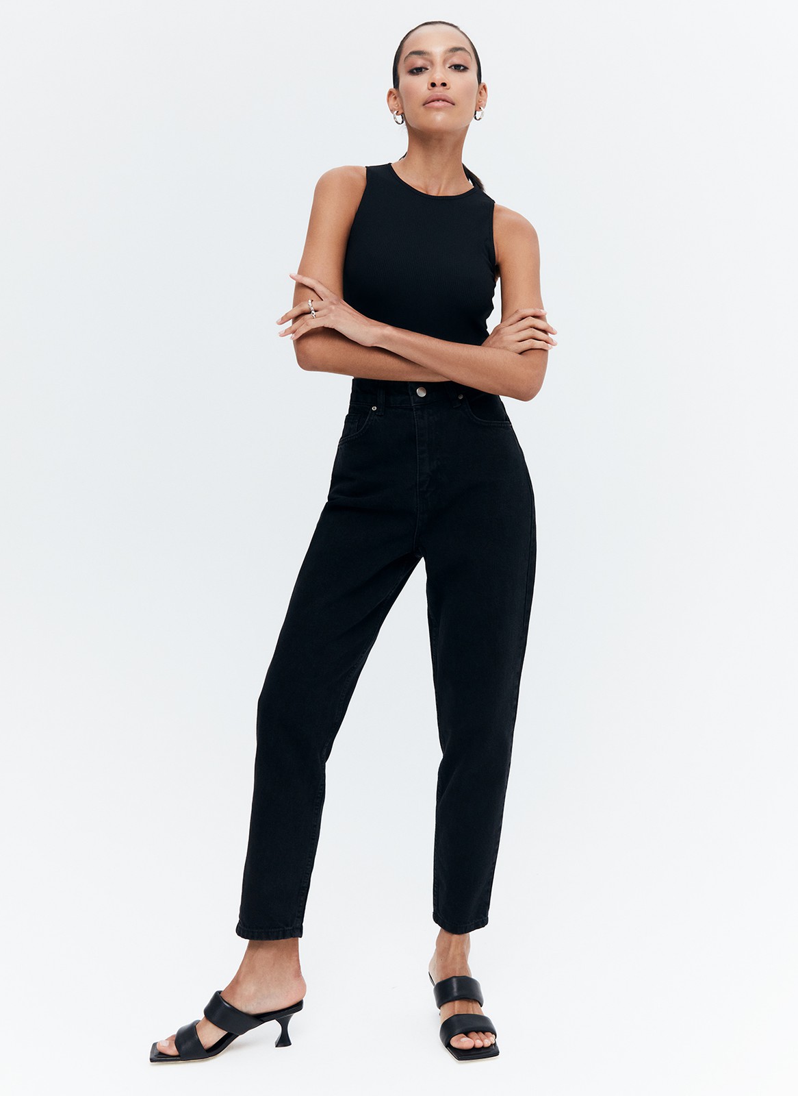 


Слегка зауженные и укороченные джинсы. Застежка на пуговицу и классические карманы. Модель на высокой посадке, чтобы сочетать с кроп-топами. Эта модель подойдет девушкам с разным ростом. Носите их летним вечером на прогулке с любимыми футболками и жакетами.

На модели размер XS