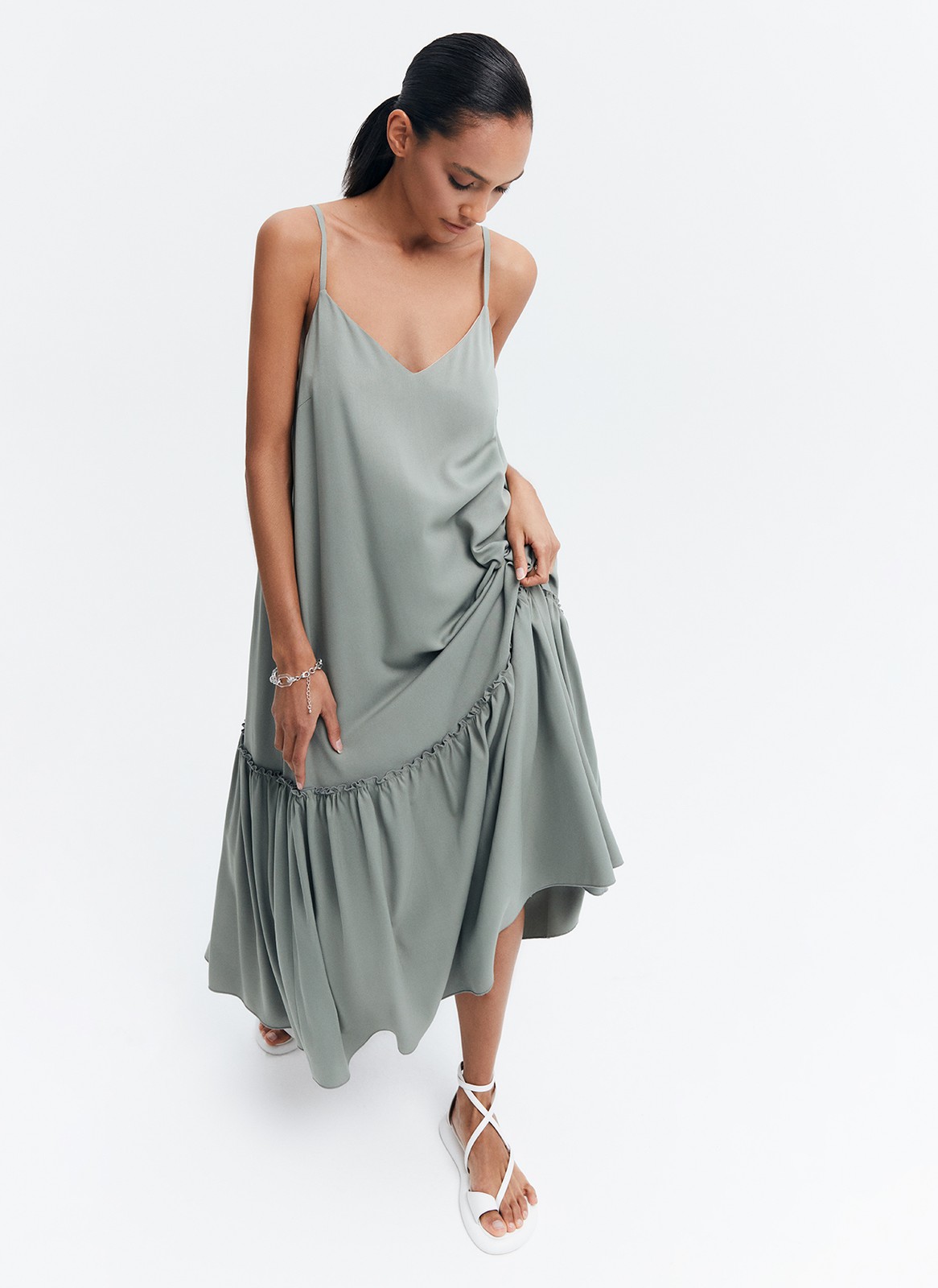 Широкое платье на тонких бретелях, цвет: мятный Allweneed
Летнее платье силуэта трапеция. Глубокий V-образный вырез для красивой зоны декольте. Бретели можно регулировать. Платье с романтичными воланами по низу юбки. Модель с тонкой подкладочной тканью из легкого и дышащего батиста, что делает изделие воздушнее. Мы добавили тоненький съемный пояс для хрупкости и нежности образа. Вам понравится легкая модель, чтобы надевать жарким летом. Носите с аккуратными украшениями и обувью на плоском ходу.
На модели размер XS