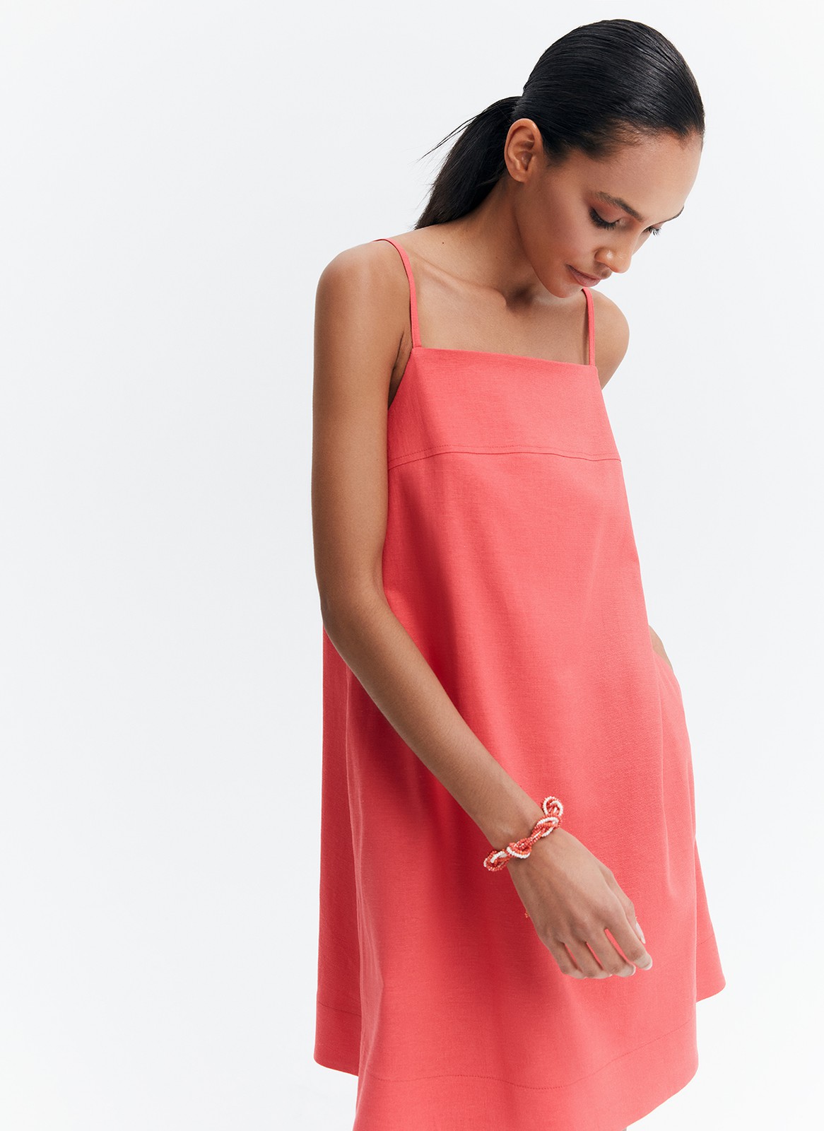 Платье-мини колокол, цвет: коралловый Allweneed
Платье-мини формы колокол. Модель из натурального льна и из вискозы, поэтому ваше тело дышит 24/7. На спинке ключевая деталь модели тесьма, которая соединяет бретели для лучшей посадки. Длина бретелей регулируется. Удобными карманами в боковых швах, чтобы положить необходимые вещи. Составляйте расслабленные летние образы с сандалиями и вьетнамками.
На модели размер XS