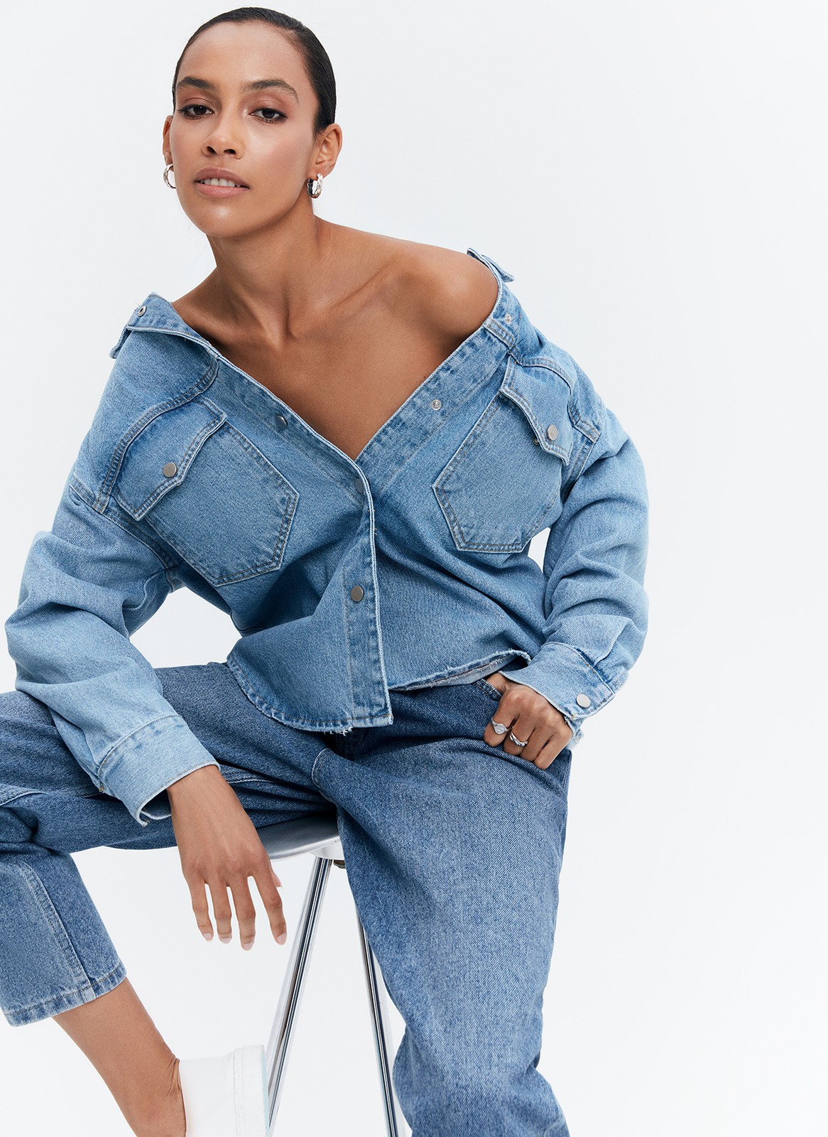 КУРТКА-РУБАШКА ДЖИНСОВАЯ НА КНОПКАХ, цвет: голубой Allweneed
Джинсовая рубашка-жакет с застежкой на кнопки. Воротник-стойка и накладные карманы для удобства. Есть манжеты для лучшей фиксации рукава. Спущенная линия плеча. Это базовая модель, которая будет сочетаться с любым элементом летнего гардероба: футболками, платьями или шортами. Можно носить самостоятельно или как жакет.
На модели размер XS