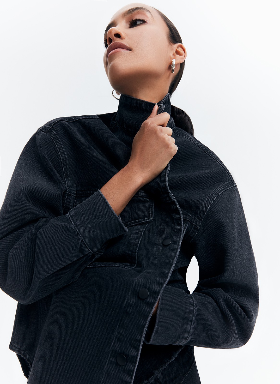 


Джинсовая рубашка-жакет с застежкой на кнопки. Воротник-стойка и накладные карманы для удобства. Есть манжеты для лучшей фиксации рукава. Спущенная линия плеча. Это базовая модель, которая будет сочетаться с любым элементом летнего гардероба: футболками, платьями или шортами. Можно носить самостоятельно или как жакет.

На модели размер XS