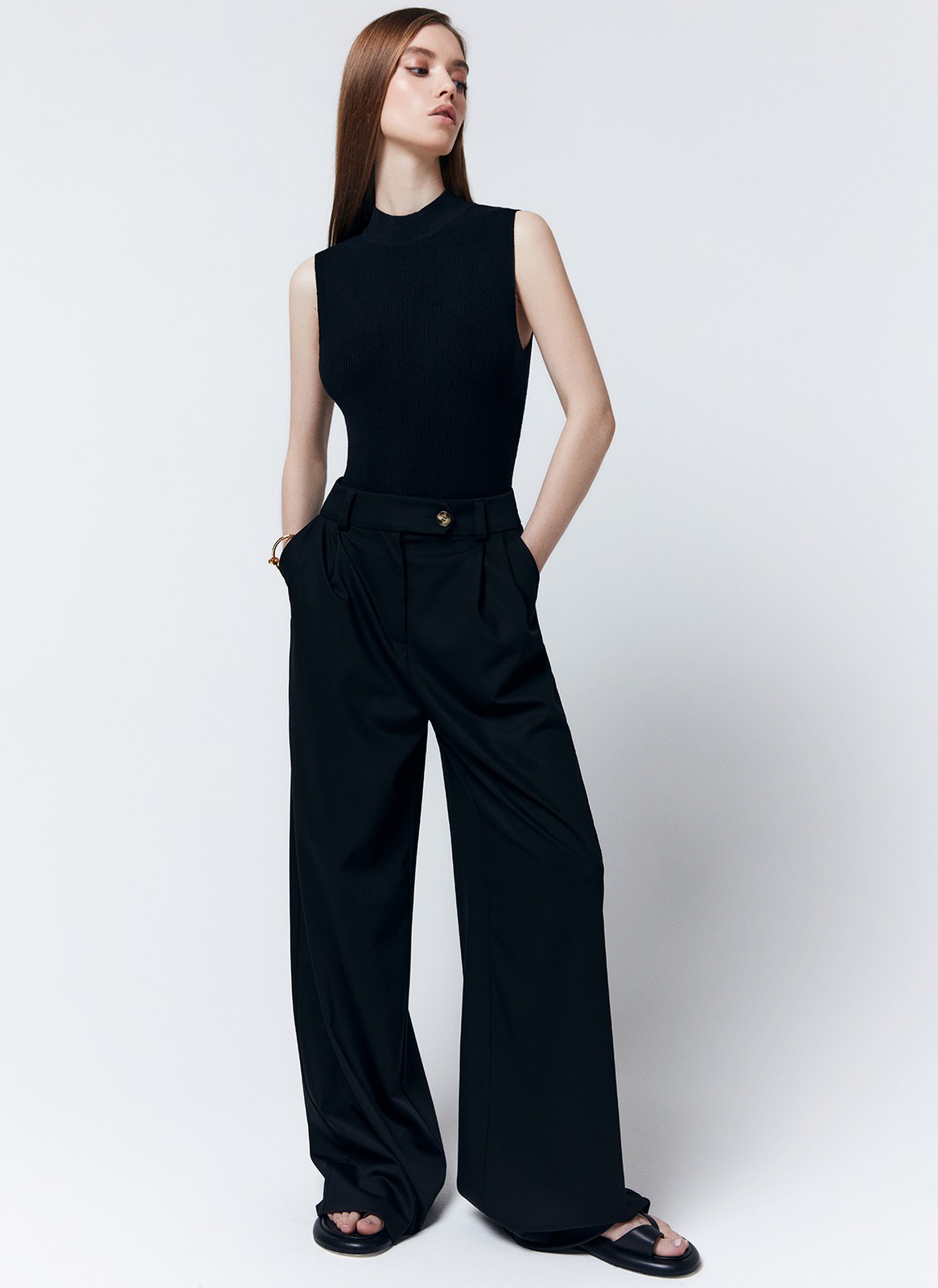 Вязаный топ в рубчик, цвет: Черный Allweneed
Удлиненный топ прямого кроя альтернатива футболкам на каждый день. Модель из мягкой вискозы, поэтому в ней комфортно и весной, и летом. Плотное переплетение шелковистых нитей придает топу прочность. Эту модель можно носить как с джинсами, так и юбками из новой коллекции. Выбирайте среди трех актуальных оттенков.
На модели размер XS/S