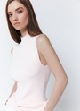 Вязаный топ в рубчик, цвет: светло-розовый Allweneed
Удлиненный топ прямого кроя альтернатива футболкам на каждый день. Модель из мягкой вискозы, поэтому в ней комфортно и весной, и летом. Плотное переплетение шелковистых нитей придает топу прочность. Эту модель можно носить как с джинсами, так и юбками из новой коллекции. Выбирайте среди трех актуальных оттенков.
На модели размер XS/S