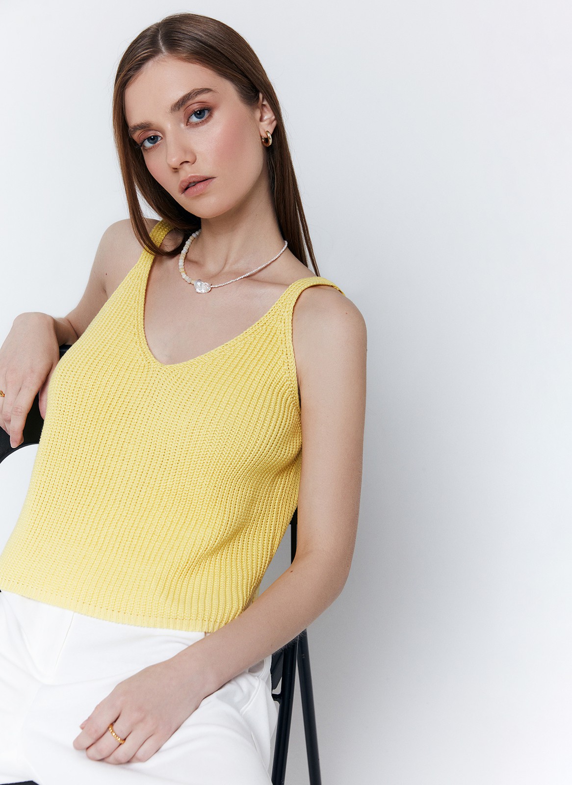ТОП ИЗ ВЯЗАНОГО ТРИКОТАЖА С РАЗРЕЗАМИ, цвет: ванильный Allweneed
Вязаный топ в крупный рубчик. Тонкие бретели и глубокий V-образныйвырез. Благодаря хлопковой нити мягкий топ отлично держит форму и позволяет вашей коже дышать. Так, если не знаете, что надеть в летнюю погоду наденьте этот топ. Можно сочетать с любым низом: джинсами, брюками, шортами и юбками.
На модели размерXS/S