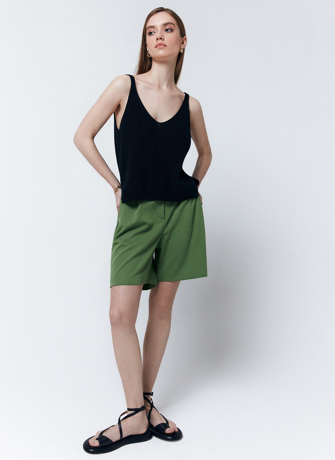 ТОП ИЗ ВЯЗАНОГО ТРИКОТАЖА С РАЗРЕЗАМИ, цвет: Черный Allweneed
Вязаный топ в крупный рубчик. Тонкие бретели и глубокий V-образныйвырез. Благодаря хлопковой нити мягкий топ отлично держит форму и позволяет вашей коже дышать. Так, если не знаете, что надеть в летнюю погоду наденьте этот топ. Можно сочетать с любым низом: джинсами, брюками, шортами и юбками.
На модели размерXS/S