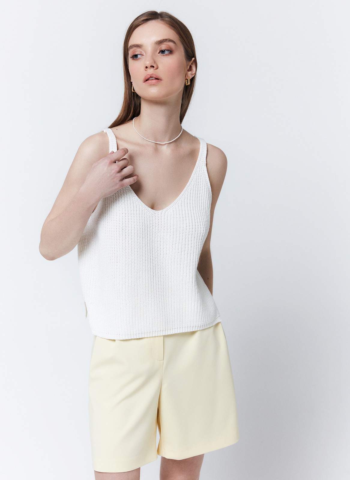 


Вязаный топ в крупный рубчик. Тонкие бретели и глубокий V-образныйвырез. Благодаря хлопковой нити мягкий топ отлично держит форму и позволяет вашей коже дышать. Так, если не знаете, что надеть в летнюю погоду наденьте этот топ. Можно сочетать с любым низом: джинсами, брюками, шортами и юбками.

На модели размерXS/S