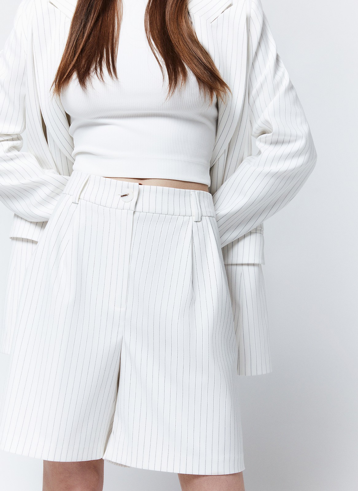 Шорты - Бермуды, цвет: Молочный в полоску Allweneed
Шорты-бермуды, которые по стилю напоминают классические брюки. Для модели выбрали матовую и гладкую костюмную ткань Застежка на молнию и пуговицу. Когда устанете от брюк в офисе, замените их на шорты. Шорты легко стилизовать: просто добавьте легкий жакет или составьте образ с футболкой и спортивной обувью.
На модели размер XS