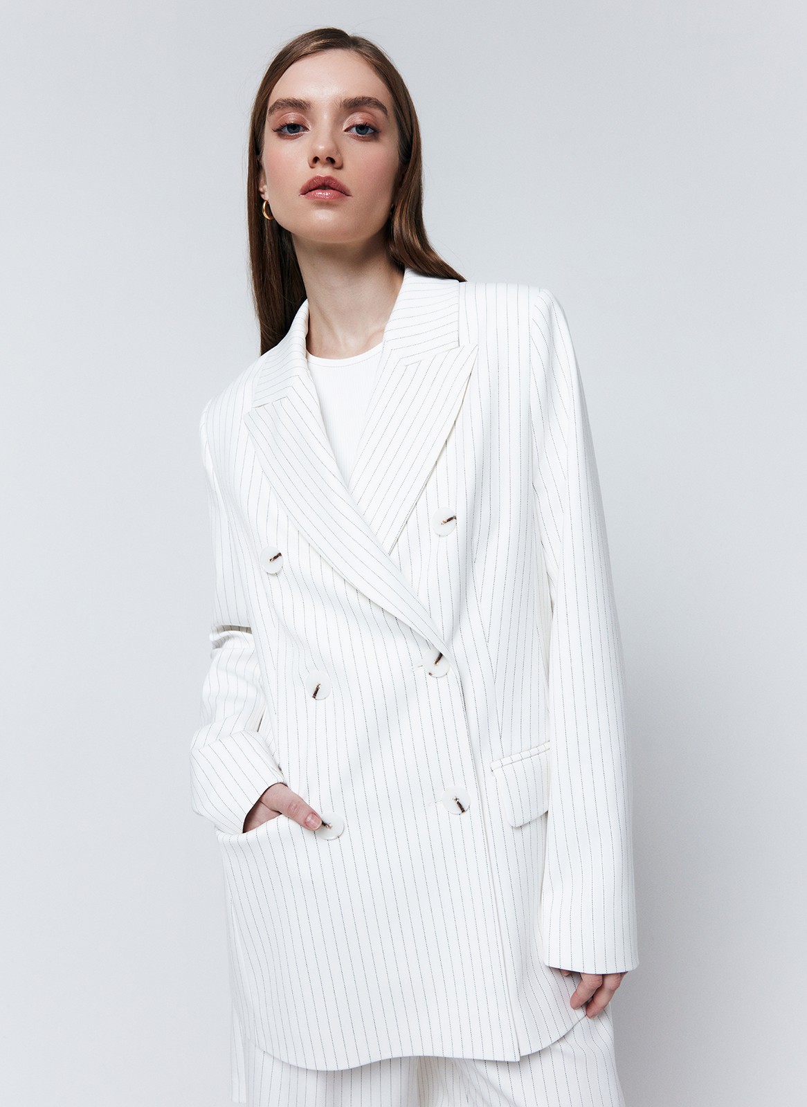 Жакет двубортный, цвет: Молочный в полоску Allweneed
Свободный двубортный жакет в стиле мужского удлинённого пиджака. Модель из гладкой и плотной костюмной ткани. Застежка на пуговицы. Классический воротник и лацканы. Жакет с подкладочной тканью. Можно носить и с формальными брюками, и с джинсами, и с платьем из шелка.
На модели размер S