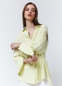 


Рубашка oversize акцентная модель базового гардероба. Модель выполнена из невесомой вискозы с матовой текстурой, а рубашка лимонного цвета с добавлением льна. Воротник и застежка на пуговицы. Закругленный низ. Мы знаем, что вам нравятся многофункциональные вещи. Рубашка впишется в любые образы, от расслабленных до формальных.

На модели размер XS\S