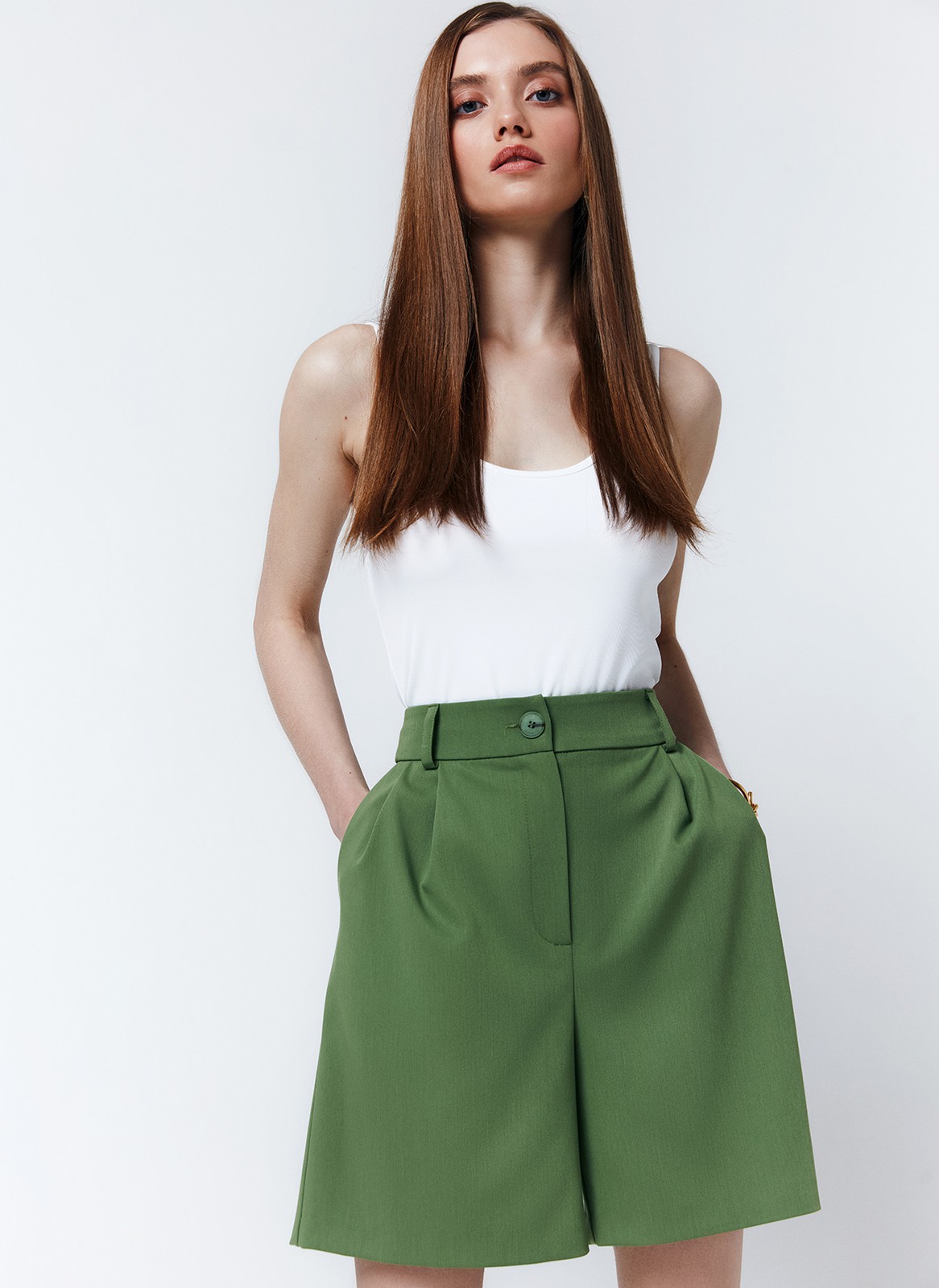 Шорты - Бермуды, цвет: зеленый Allweneed
Шорты-бермуды, которые по стилю напоминают классические брюки. Для модели выбрали матовую и гладкую костюмную ткань Застежка на молнию и пуговицу. Когда устанете от брюк в офисе, замените их на шорты. Шорты легко стилизовать: просто добавьте легкий жакет или составьте образ с футболкой и спортивной обувью.
На модели размер XS