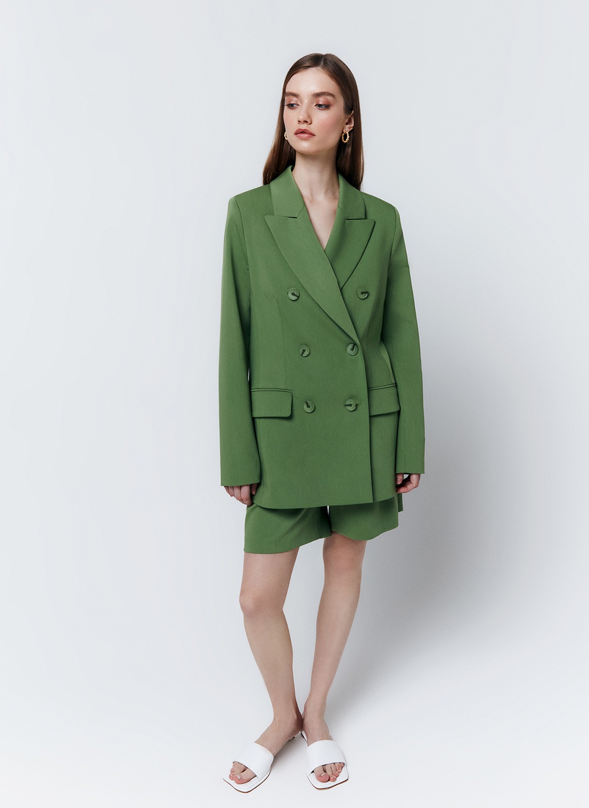 Жакет двубортный, цвет: зеленый Allweneed
Свободный двубортный жакет в стиле мужского удлинённого пиджака. Модель из гладкой и плотной костюмной ткани. Застежка на пуговицы. Классический воротник и лацканы. Жакет с подкладочной тканью. Можно носить и с формальными брюками, и с джинсами, и с платьем из шелка.
На модели размер S