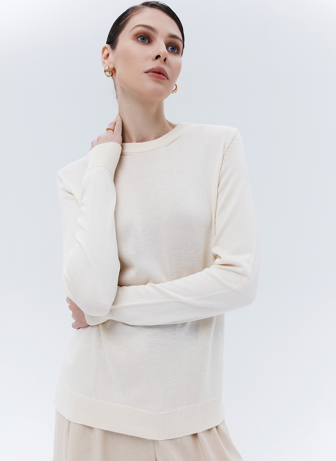 


Джемпер свободного силуэта из трикотажа. Модель из легкой и мягкой пряжи на основе вискозы и дралона. Дралон сверхпрочный и гипоаллергенный материал. Манжеты и круглая горловина. Комфортная модель, чтобы провести в ней целый день. Мы не снимаем джемпер даже дома. Носите с джинсами и юбками прохладным летним вечером. Три оттенка для вас.

