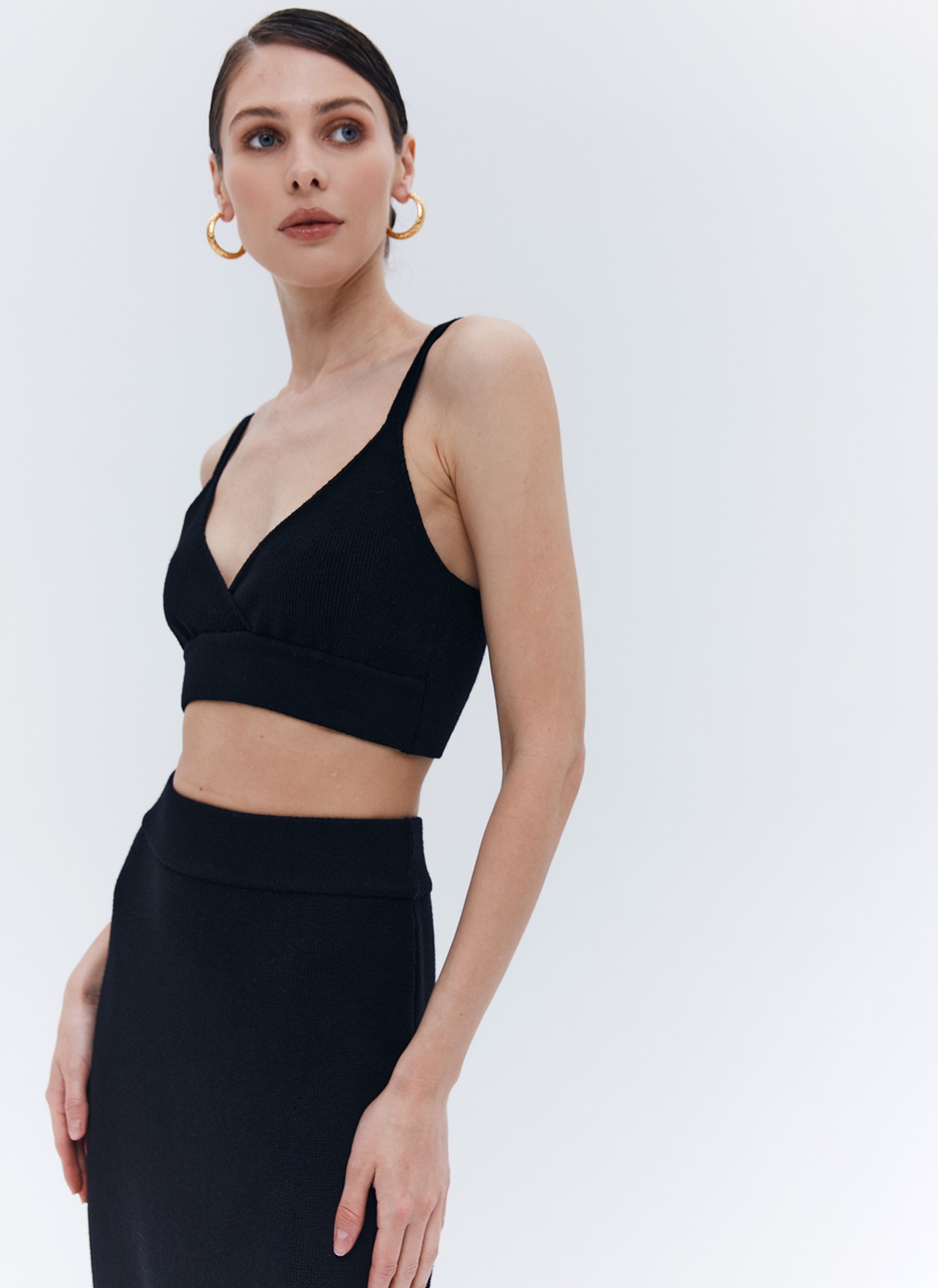 Топ-лиф вязаный, цвет: Черный Allweneed Топ-лиф из тонкого вязаного трикотажа. Трендовая модель этого сезона - топ-лиф, для дополнения эффектных или повседневных образов с юбками, брюками и джинсами. Дополнит образ с юбкой из того же вязаного трикотажа
. Пояс под грудью для лучшей посадки;
Связан в рубчик из гладкой шелковистой пряжи, хорошо пропускающей воздух;
Благодаря искусственным волокнам изделие не мнется, долго служит и сохраняет форму
На модели размер XS