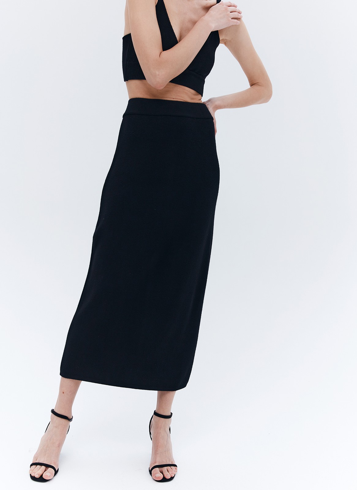 Юбка макси вязаная, цвет: Черный Allweneed Вязаная юбка прямого кроя комфортно облегает силуэт, а эластичный пояс позволяет регулировать посадку. Гладкий трикотаж из вискрозы связан плотным двойным переплетением и слегка холодит кожу. Сочетайте юбку с топом из нашей коллекции, а так же с рубашками, футболками или иными вариантами топов.
На модели размер XS