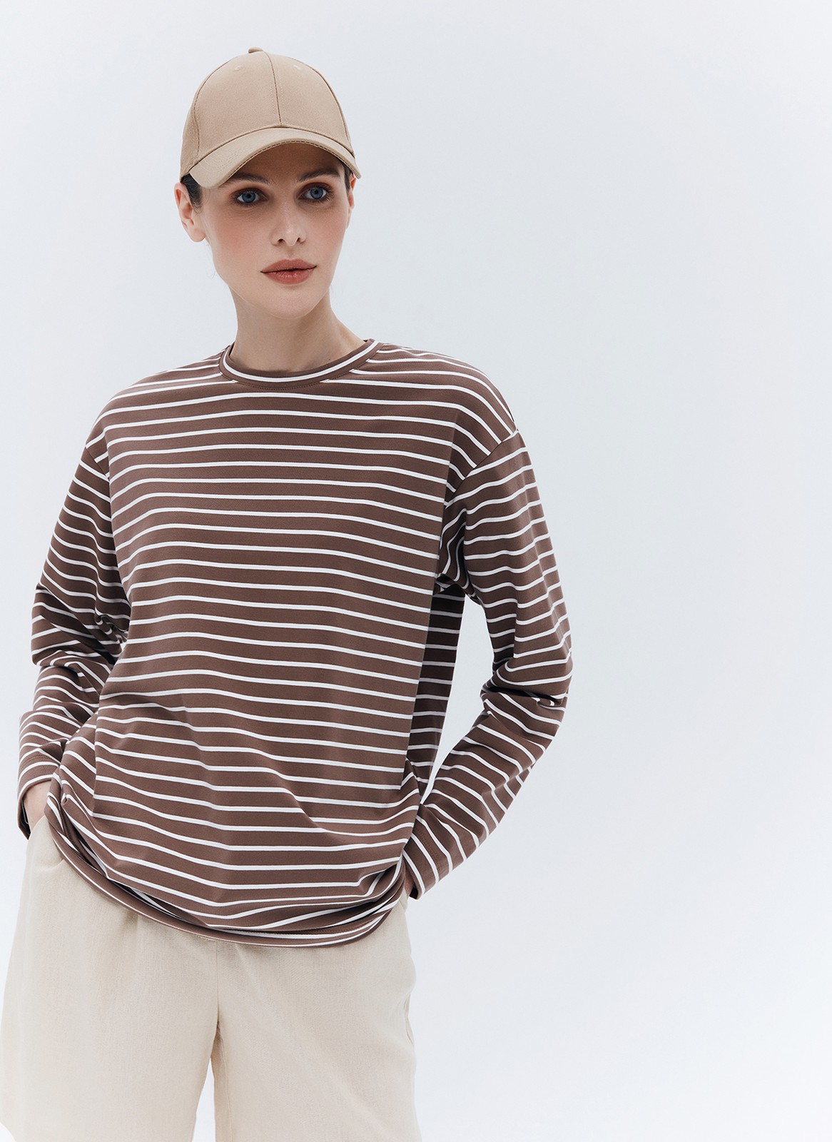 Лонгслив Oversize в полоску, цвет: Кофейно-белый в полоску Allweneed
Лонгслив из длинноволокнистого хлопка. Модель свободного кроя. Хлопок с добавлением искусственных волокон, что делает его мягче и долговечнее обычного хлопка. Двойное переплетение (интерлок) делает ткань прочнее: после стирок футболка не деформируется при правильном уходе. Ткань дышит и впитывает влагу. Составляйте комфортные образы с джинсами и шортами.
На модели размер XS/S