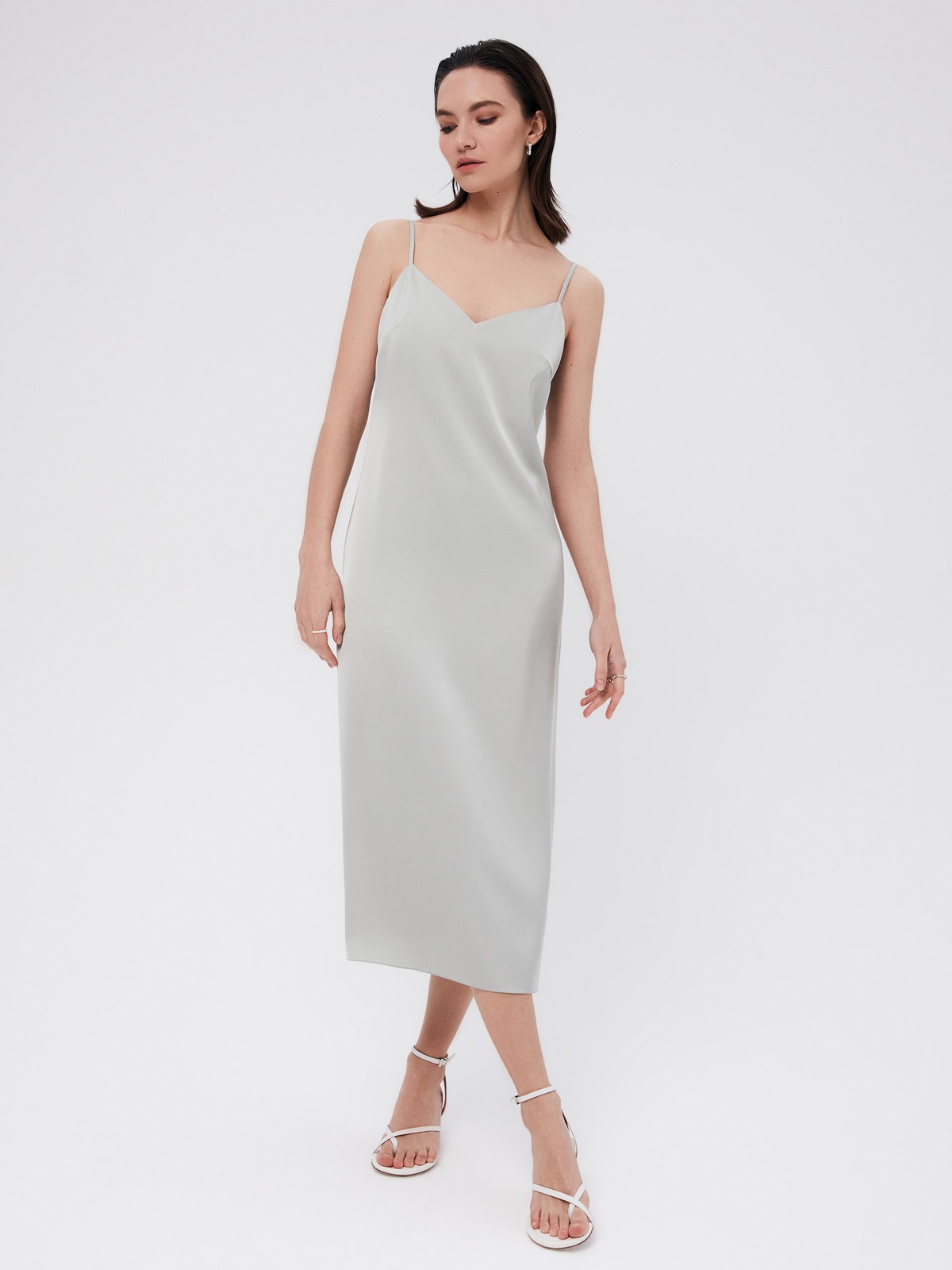 Платье - Комбинация, цвет: мятный Allweneed
Платье-комбинация длины миди. Глубокий V-образный вырез платья зрительно вытягивает вашу шею, а завышенная линия талии удлиняет фигуру. Платье прилегает и аккуратно подчеркивает красоту изгибов тела, при этом сохраняется полная свобода движений. Застежка на потайную молнию на спине. Ткань атласного переплетения с шелковистой текстурой деликатно переливается, поэтому можно сделать красивые снимки на солнце во время отпуска. Здорово, правда? Рекомендуем подбирать размер с учетом слегка свободного облегания. Носите самостоятельно или с жакетом и рубашкой.
На модели размер XS