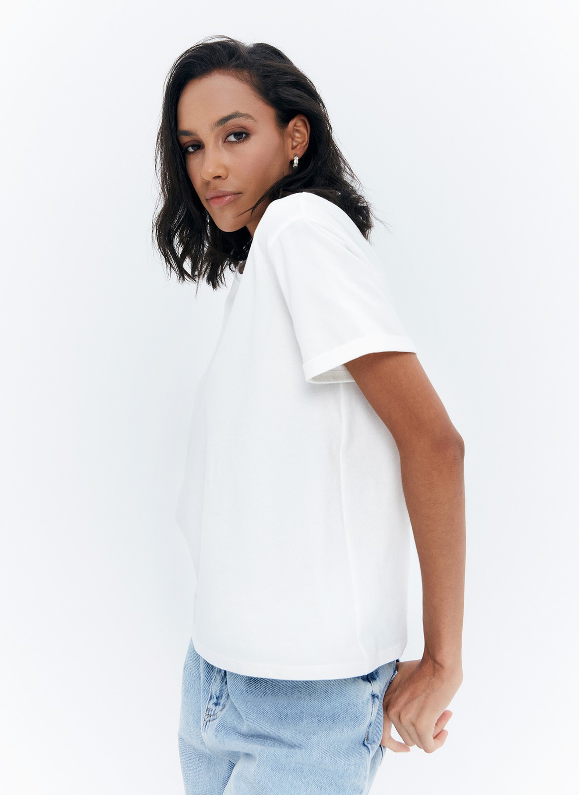 Футболка свободного кроя из слегка тянущегося хлопкового материала. В новой коллекции мы выпустили футболки в новыхбазовых, пастельных и приглушенных цветах.

На модели размер S