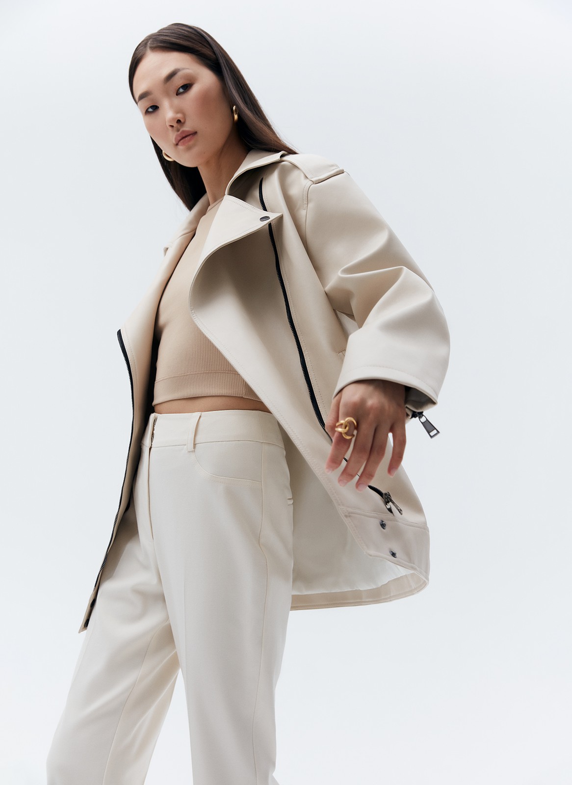 Куртка-косуха oversize из экокожи, цвет: светло-бежевый Allweneed Удлиненная куртка-косуха актуальна во все времена. Модель oversize выполнена из плотной и качественной экокожи. Куртка с широким воротником и двумя удобными карманами. Мы добавили металлическую фурнитуру и погоны. Классическая косая застежка и застежка-молния на рукавах. Рабочие кнопки на поясе и две декоративные кнопки на лацканах. Мы любим ее носить с джинсами и рубашкой. Три базовых цвета: чёрный, кэмел и молочный с черной фурнитурой.