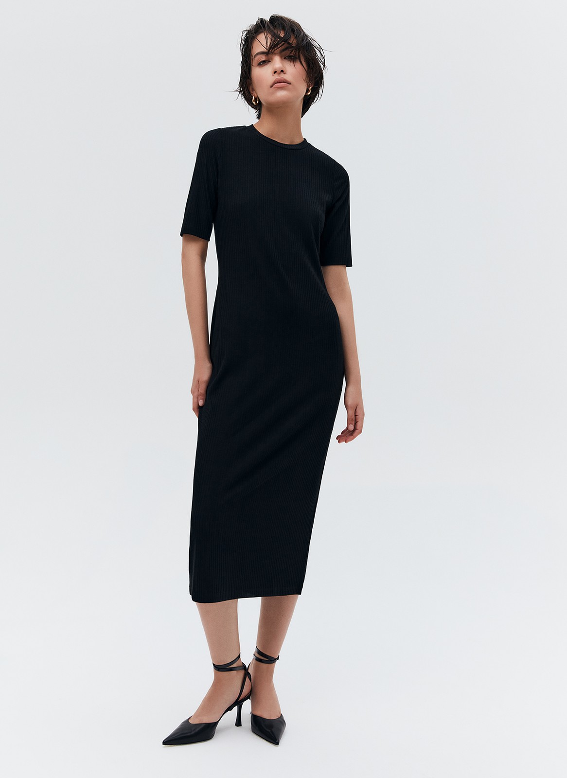 Облегающее платье миди в рубчик из кроеного трикотажа, цвет: ЧЁРНЫЙ Allweneed Платье из трикотажа длины миди. Модель прямого силуэта. Короткий рукав и круглая горловина. Ткань хорошо держит форму, поэтому подчеркивает достоинства фигуры. Мы носим модель каждый день на работу и на прогулки с подругами. Сочетайте с плащом, легким пальто и жакетами. Четыре базовых оттенка на ваш выбор.
На модели размер XS