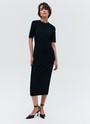 Облегающее платье миди в рубчик из кроеного трикотажа, цвет: ЧЁРНЫЙ Allweneed Платье из трикотажа длины миди. Модель прямого силуэта. Короткий рукав и круглая горловина. Ткань хорошо держит форму, поэтому подчеркивает достоинства фигуры. Мы носим модель каждый день на работу и на прогулки с подругами. Сочетайте с плащом, легким пальто и жакетами. Четыре базовых оттенка на ваш выбор.
На модели размер XS