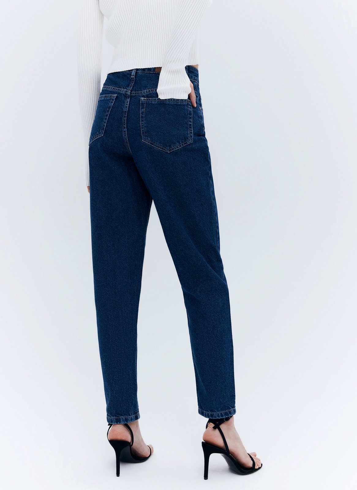 Базовая модель из плотного хлопка, хорошо держат форму. Цвета легко впишутся в гардероб и дополнят любой образ.

