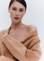 Кардиган Oversize , цвет: бежевый Allweneed
Удлиненный кардиган из мягкого и качественного трикотажа. Объемный крой оформлен V-образным вырезом для красивой зоны декольте и рядом роговых пуговиц. Свободный рукав почти не ощущается на руке и не ограничивает вас в движении. Модель подойдет для создания повседневных и выходных образов.
