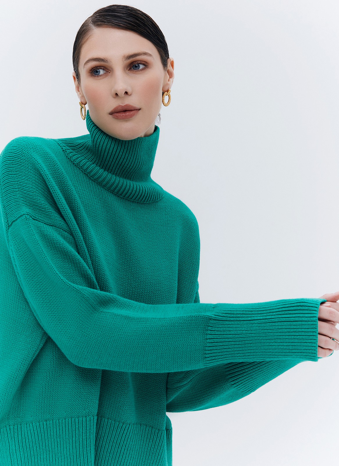 Джемпер oversize с высокой горловиной, цвет: зеленый Allweneed
Джемпер oversize из мягкого хлопка и нежного кашемира. Высокая горловина оформлена ребристой окантовкой для уютного образа и защищает от сильного ветра, а спущенное плечо позволяет носить джемпер с футболками и водолазками для тепла. Модель легко садится под пальто с отложным воротником и заменяет шарф при плохой погоде. Джемпер станет отличным дополнением базового гардероба.