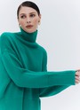 Джемпер oversize с высокой горловиной, цвет: зеленый Allweneed
Джемпер oversize из мягкого хлопка и нежного кашемира. Высокая горловина оформлена ребристой окантовкой для уютного образа и защищает от сильного ветра, а спущенное плечо позволяет носить джемпер с футболками и водолазками для тепла. Модель легко садится под пальто с отложным воротником и заменяет шарф при плохой погоде. Джемпер станет отличным дополнением базового гардероба.
