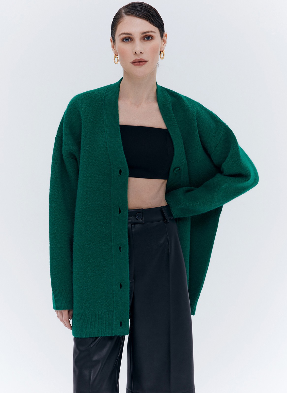 Кардиган Oversize , цвет: зеленый Allweneed
Удлиненный кардиган из мягкого и качественного трикотажа. Объемный крой оформлен V-образным вырезом для красивой зоны декольте и рядом роговых пуговиц. Свободный рукав почти не ощущается на руке и не ограничивает вас в движении. Модель подойдет для создания повседневных и выходных образов.