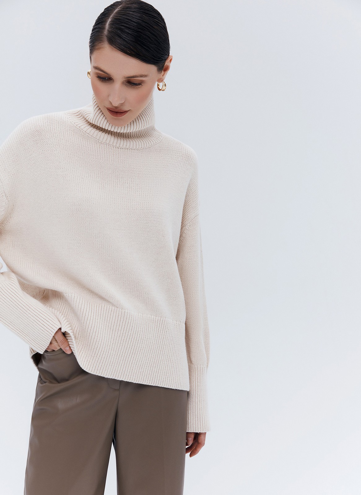 Джемпер oversize с высокой горловиной, цвет: бежевый Allweneed
Джемпер oversize из мягкого хлопка и нежного кашемира. Высокая горловина оформлена ребристой окантовкой для уютного образа и защищает от сильного ветра, а спущенное плечо позволяет носить джемпер с футболками и водолазками для тепла. Модель легко садится под пальто с отложным воротником и заменяет шарф при плохой погоде. Джемпер станет отличным дополнением базового гардероба.