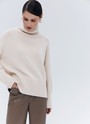 Джемпер oversize с высокой горловиной, цвет: бежевый Allweneed
Джемпер oversize из мягкого хлопка и нежного кашемира. Высокая горловина оформлена ребристой окантовкой для уютного образа и защищает от сильного ветра, а спущенное плечо позволяет носить джемпер с футболками и водолазками для тепла. Модель легко садится под пальто с отложным воротником и заменяет шарф при плохой погоде. Джемпер станет отличным дополнением базового гардероба.