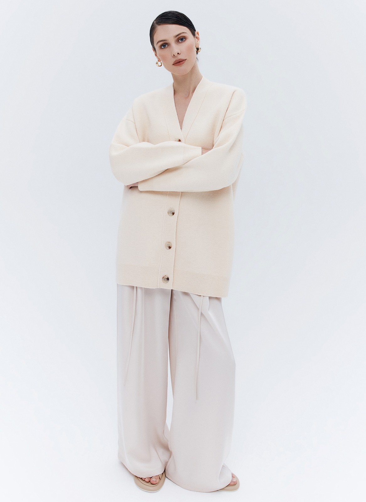 Кардиган Oversize , цвет: молочный Allweneed
Удлиненный кардиган из мягкого и качественного трикотажа. Объемный крой оформлен V-образным вырезом для красивой зоны декольте и рядом роговых пуговиц. Свободный рукав почти не ощущается на руке и не ограничивает вас в движении. Модель подойдет для создания повседневных и выходных образов.