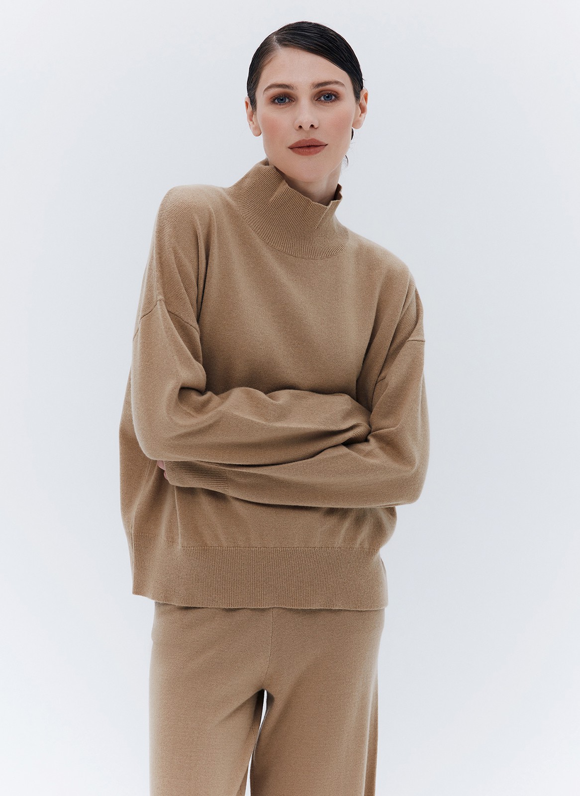 Джемпер из премиальной шерсти, цвет: кэмел Allweneed
Джемпер из тонкой премиальной шерсти. Комфортная посадка и мягкий материал, который нежно касается тела. Шерсть чудесно сохраняет тепло. Высокая горловина и длинный рукав. Надеть джемпер хороший способ утеплиться прохладным вечером. Носите с шелковыми юбками, платьями и джинсами на прогулках.