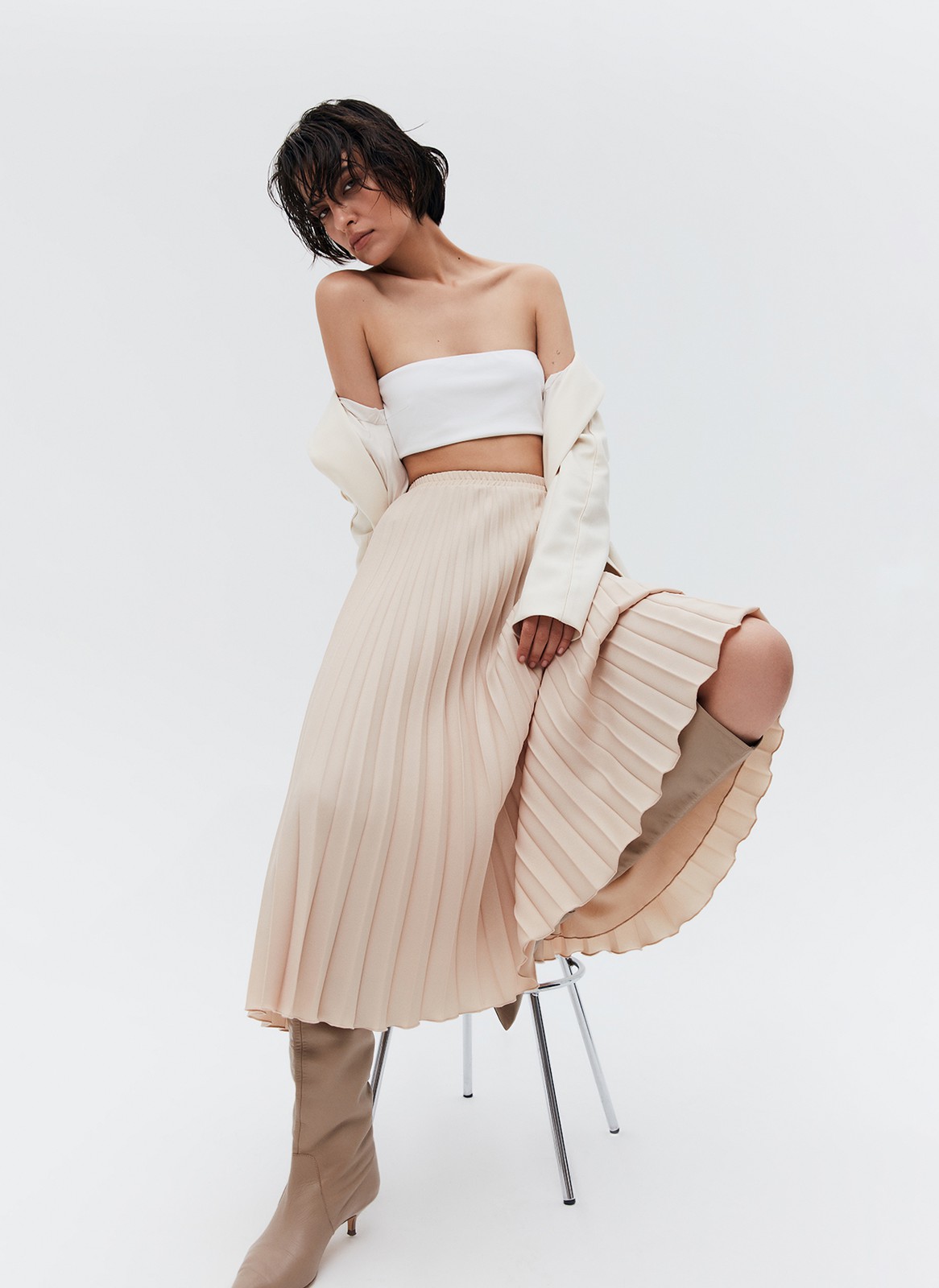 Юбка-миди гофре из лёгкой ткани, цвет: бежевый Allweneed Юбка-гофре из легкой и эластичной ткани. Резинка для удобной посадки на любую фигуру. Модель с подкладочной тканью. Длина позволяет носить модель ранней весной под пальто. Мы любим сочетать ее с бандо и жакетом, чтобы добавить нотку смелости. Может стать более романтичной альтернативой классической костюмной юбке.
На модели размер XS