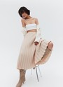 Юбка-миди гофре из лёгкой ткани, цвет: бежевый Allweneed Юбка-гофре из легкой и эластичной ткани. Резинка для удобной посадки на любую фигуру. Модель с подкладочной тканью. Длина позволяет носить модель ранней весной под пальто. Мы любим сочетать ее с бандо и жакетом, чтобы добавить нотку смелости. Может стать более романтичной альтернативой классической костюмной юбке.
На модели размер XS
