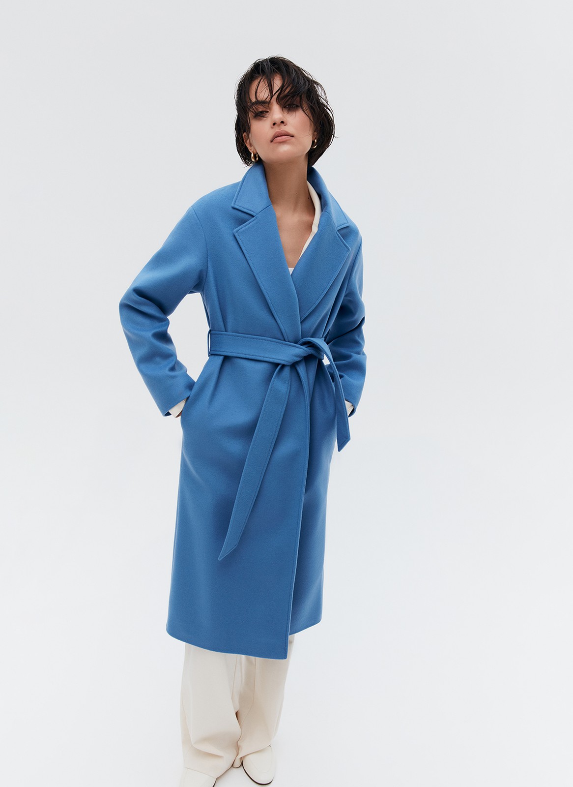 


Наш бестселлер, пальто-халат с отложным воротником и треугольными лацканами. Теплая шерсть с мягким отливом - лучший материал для демисезонного пальто. Мы любим это пальто за мягкий нрав: свободный фасон без застежки, широкий пояс, которым можно подчеркнуть талию или оставить пальто распахнутым при желании. Лаконичность линий делает его универсальным для практически любого образа и стиля.

Температурный режим до +5 C.

На модели размер XS