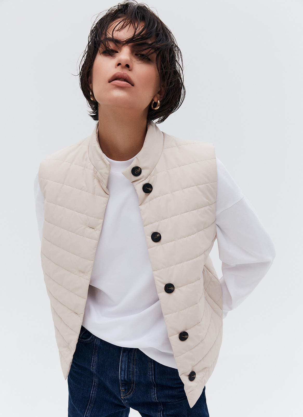 Ультралёгкий стёганый жилет, цвет: светло-бежевый Allweneed
Ультралегкий стеганый жилет на синтепоне. Застежка на кнопки. Благодаря короткой длине вы ощущаете свободу движений. Можно носить самостоятельно или как дополнительный слой под пальто. Мы любим брать такие жилетки в поездки, чтобы всегда была возможность утеплиться. Ткань имеет минимальный водоотталкивающий эффект. Использование зонта обязательно. Температурный режим от +5 до +15 C
На модели размер XS